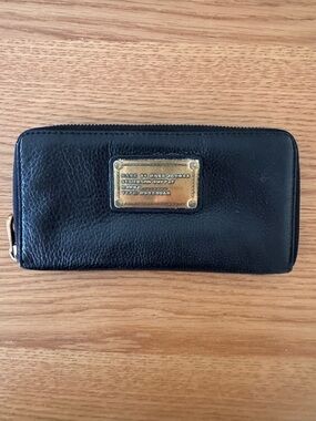 Marc by Marc Jacobs Classic Q Zippy Wallet Black Pebbled Leather Gold Tone